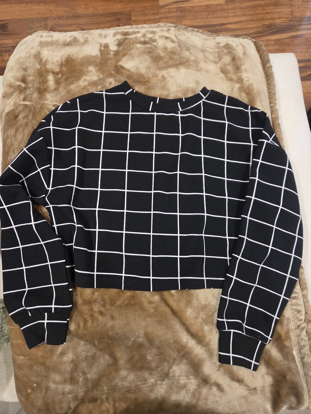 SHEIN Black & White Grid Long Sleeve Women's Crop Top